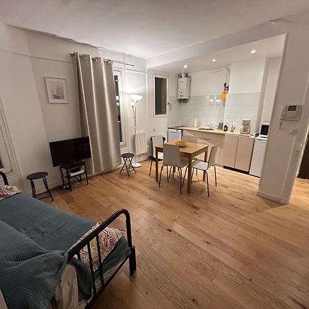 Paris Sacre Coeur Montmartre Et Tour Eiffel, 8 People, Apartment Exterior photo
